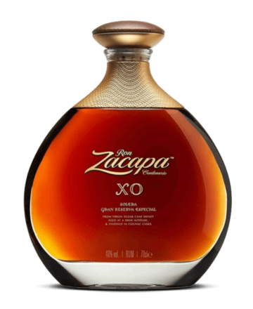 Ron Zacapa XO es un ron de lujo guatemalteco, reconocido por su añejamiento único a gran altura en los Andes. Esta práctica le confiere sabores complejos y un carácter excepcional.