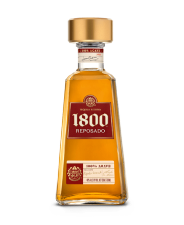 Tequila 1800 Reposado reposa durante al 6 meses en barricas de roble francés y americano, genera un color ámbar con matices cobrizos y dorados brillantes.
