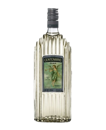 Tequila Gran Centenario Plata se elabora 100% con agave azul que reposa durante unos 28 días en barricas de roble francés Limousin.
