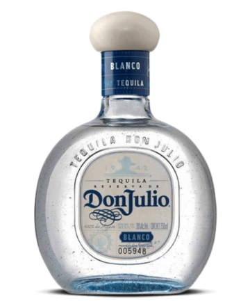 Don Julio Blanco es un tequila premium elaborado 100% con agave, destilado dos veces para obtener un sabor excepcionalmente suave y refinado.