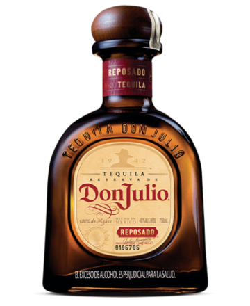 Don Julio Reposado es un tequila premium elaborado 100% con agave azul y añejado durante al menos seis meses en barricas de roble americano.
