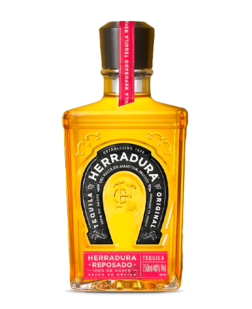 Tequila Herradura Reposado reposa durante 9 meses en barricas de roble americano tostado, adquiriendo un color ámbar intenso y un sabor suave y equilibrado.