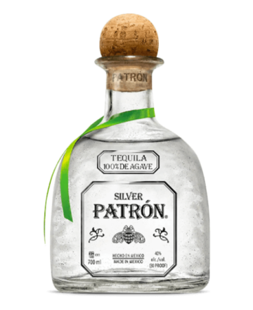 Tequila Patrón Silver se distingue por su proceso de producción artesanal meticuloso, que incluye la cocción lenta del agave en hornos de mampostería.