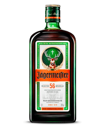 Jägermeister es un licor de hierbas alemán, conocido por su sabor fuerte y característico, una mezcla de dulce y amargo, contiene 56 hierbas diferentes.