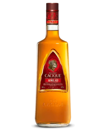 Ron Cacique Añejo es un ron venezolano de color dorado y brillante, reconocido por su sabor suave y equilibrado. Destaca por sus notas a caramelo, madera y especias dulces.