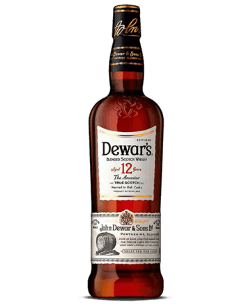 Whisky Dewar's 12 Años es un blended Scotch Whisky doblemente añejado, conocido por su suavidad y equilibrio. Con notas de frutas de huerto, miel y un toque de vainilla.