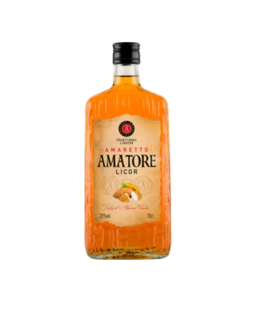 Amaretto Amatore es un licor italiano de color ámbar, conocido por su sabor dulce y almendrado. Su aroma es intenso y persistente, combinando de albaricoque con las almendras.