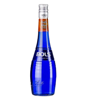 Bols Blue Curaçao es un licor icónico conocido por su intenso color azul y su sabor cítrico. Elaborado a partir de naranjas amargas, este licor holandés.