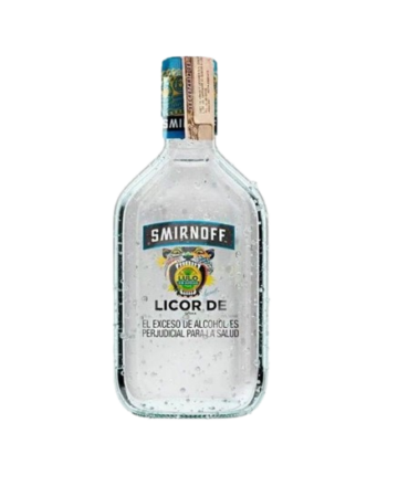 Licor De Vodka Smirnoff Lulo Sin Azúcar es una versión renovada del icónico vodka Smirnoff, diseñada para quienes buscan disfrutar del sabor clásico sin las calorías adicionales del azúcar.