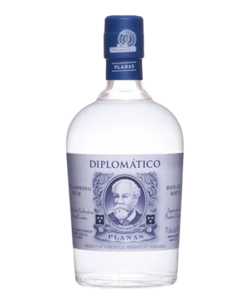 Ron Diplomático Planas es un ron blanco venezolano de alta calidad, reconocido por su suavidad y complejidad a pesar de su color claro.