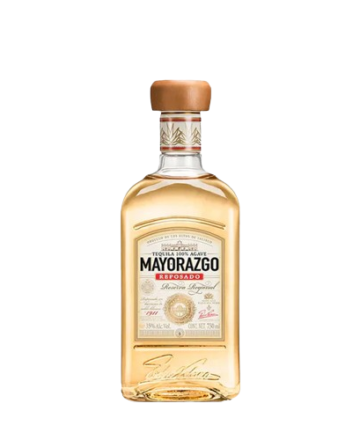 Tequila Mayorazgo Reposado es un tequila 100% agave reposado 6 meses en barricas de roble blanco americano, tiene un color dorado claro.