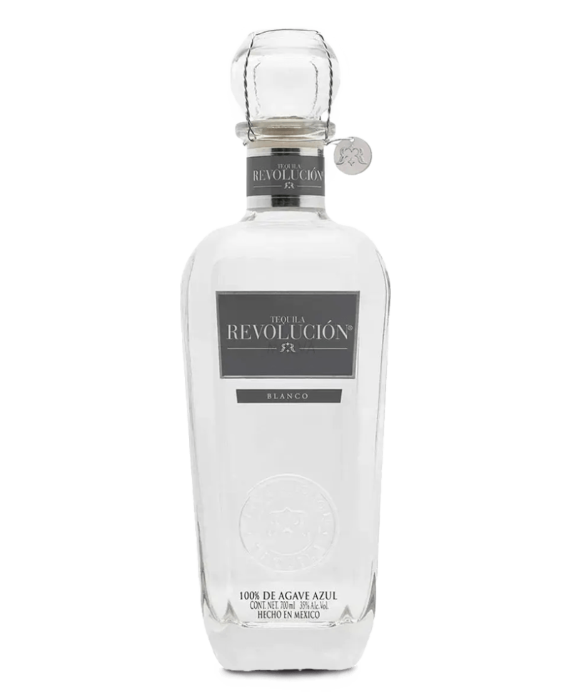 Tequila Revolución Blanco tiene una maduración suave en barricas de roble, ofrece un con notas de agave cocido, caramelo y un toque de vainilla. 