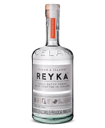 El vodka Reyka es un destilado premium originario de Islandia, reconocido por su pureza y sabor único. Elaborado con agua glacial y cebada de invierno.