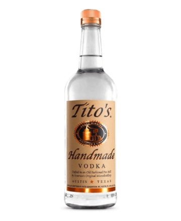 Vodka Tito's es un vodka estadounidense elaborado de manera artesanal en pequeños lotes, utilizando maíz como ingrediente principal.