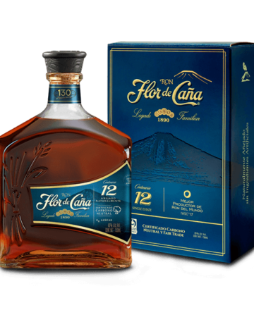 Ron Flor de Caña 12 años es un ron nicaragüense premium añejado durante 12 años en barricas de bourbon, resultado de un proceso sostenible y artesanal.
