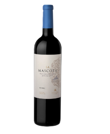 Vino La Mascota Malbec es un vino tinto argentino de cuerpo robusto y carácter intenso. Elaborado principalmente con uvas Malbec, provenientes de viñedos mendocinos.