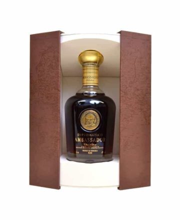 Ron Diplomático Ambassador Selection es un ron venezolano ultra-premium y de edición limitada, considerado la máxima expresión de la destilería.