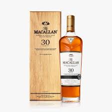Whisky The Macallan 30 Años Sherry Cask es una expresión extraordinariamente rara y codiciada, considerada una de las cumbres de la destilería The Macallan.