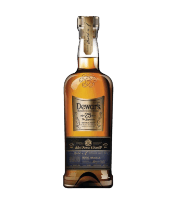 Whisky Dewar's 25 Años es un whisky escocés blended premium, madurado por un mínimo de 25 años en barricas de roble y luego doble envejecido.