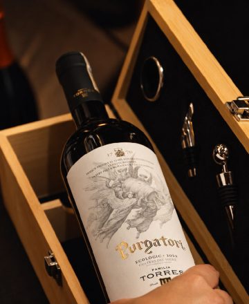 Caja de vinos de madera elegante